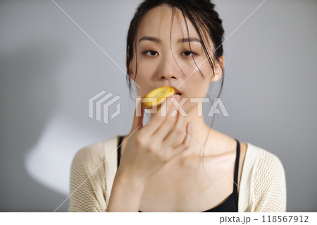 20代女性のビューティー 118567912