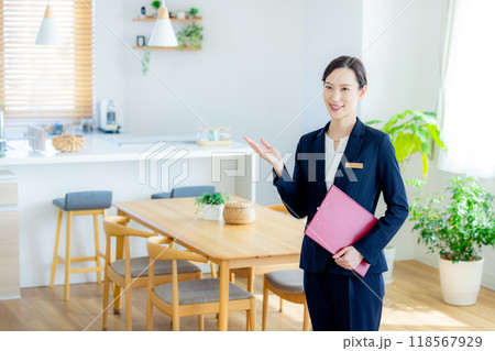 住宅展示場を案内する女性営業マン 118567929