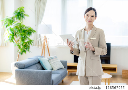 住宅展示場を案内する女性営業マン 118567955