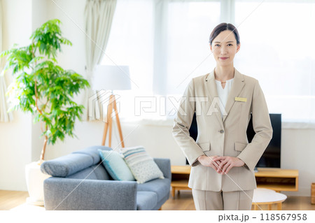 住宅展示場を案内する女性営業マン 住宅展示場を案内する女性営業マン 118567958