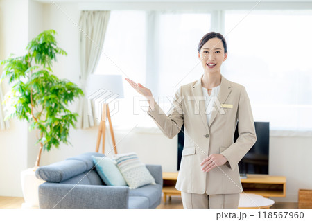 住宅展示場を案内する女性営業マン 118567960