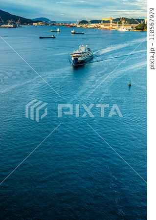 長崎港客船入港（National Geographic Resolution）女神大橋から【長崎市】 118567979