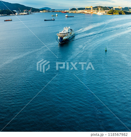 長崎港客船入港(National Geographic Resolution)女神大橋から スクエア 長崎港客船入港(National Geographic Resolution)女神大橋から スクエア 118567982