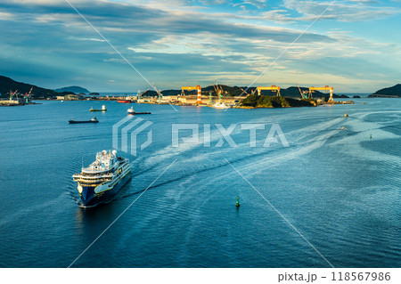 長崎港客船入港(National Geographic Resolution)女神大橋から【長崎市】 長崎港客船入港(National Geographic Resolution)女神大橋から【長崎市】 118567986