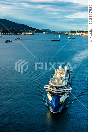 長崎港客船入港（National Geographic Resolution）女神大橋から【長崎市】 118567989