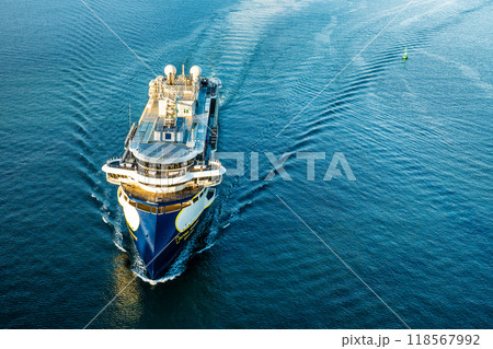 長崎港客船入港(National Geographic Resolution)女神大橋から【長崎市】 長崎港客船入港(National Geographic Resolution)女神大橋から【長崎市】 118567992