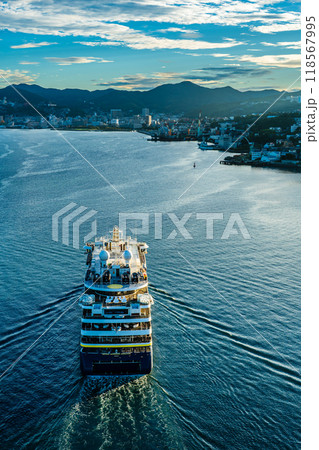 長崎港客船入港(National Geographic Resolution)女神大橋から【長崎市】 長崎港客船入港(National Geographic Resolution)女神大橋から【長崎市】 118567995