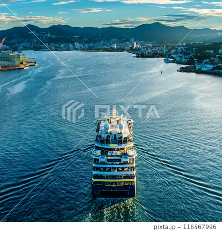 長崎港客船入港(National Geographic Resolution)女神大橋から スクエア 長崎港客船入港(National Geographic Resolution)女神大橋から スクエア 118567996