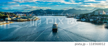 長崎港客船入港(National Geographic Resolution)女神大橋から パノラマ 長崎港客船入港(National Geographic Resolution)女神大橋から パノラマ 118568012