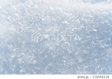 冷えた冬の朝霜の結晶が綺麗 118568128
