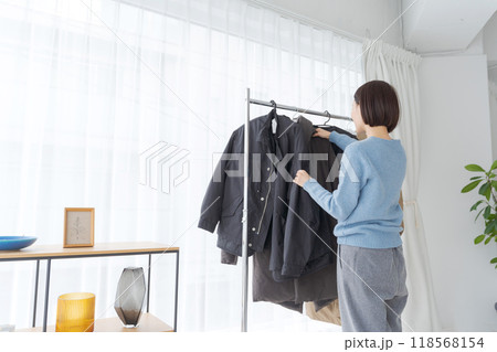 洋服を選ぶ女性 118568154