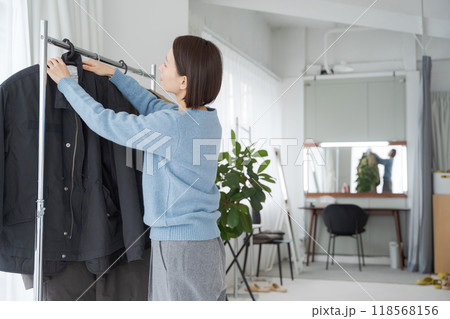 洋服を選ぶ女性 118568156