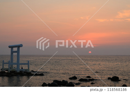 玄界灘の水平背に沈む夕日を糸島桜井二見ヶ浦から眺める人たち 玄界灘の水平背に沈む夕日を糸島桜井二見ヶ浦から眺める人たち 118568186