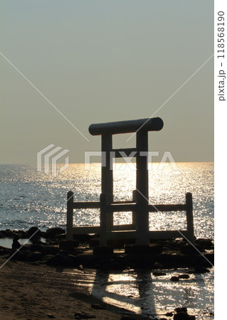 光り輝く海を背景にした糸島桜井二見ヶ浦の白い鳥居の風景 118568190