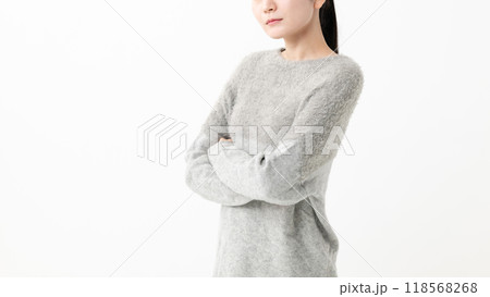 腕組みをして不機嫌な女性 腕組みをして不機嫌な女性 118568268