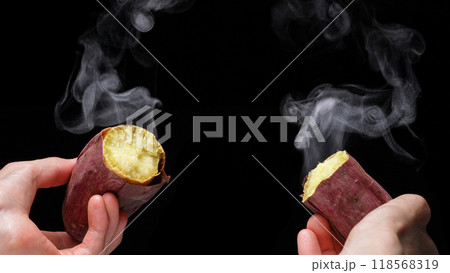 湯気が出る焼きたての"焼き芋"の写真 118568319