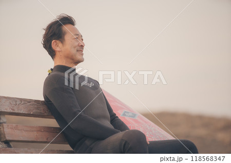 サーフィンする50代日本人男性 118568347