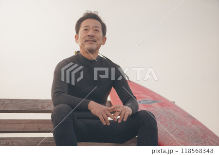 サーフィンする50代日本人男性 118568348