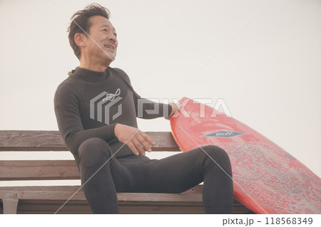 サーフィンする50代日本人男性 118568349