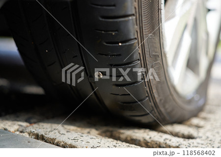 釘が刺さる自動車のタイヤ 釘が刺さる自動車のタイヤ 118568402