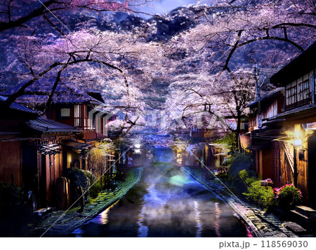 日本の伝統的な通りに咲く魅惑的な夜桜 118569030