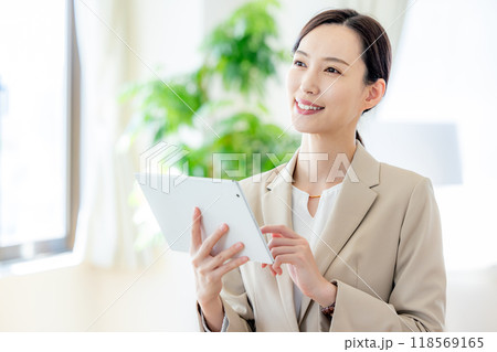 住宅展示場を案内する女性営業マン 118569165