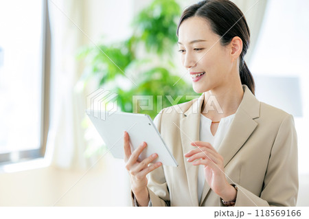 住宅展示場を案内する女性営業マン 118569166