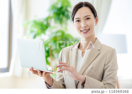pcを持つビジネスウーマン pcを持つビジネスウーマン 118569168