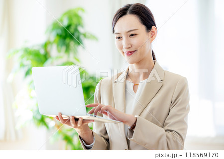 pcを持つビジネスウーマン 118569170