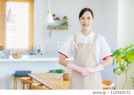 キッチンで案内する若い女性 118569172