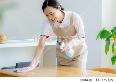 ハウスクリーニング　女性　スタッフ 118569189