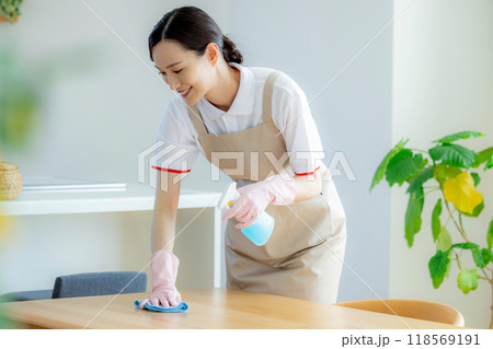 ハウスクリーニング 女性 スタッフ ハウスクリーニング 女性 スタッフ 118569191
