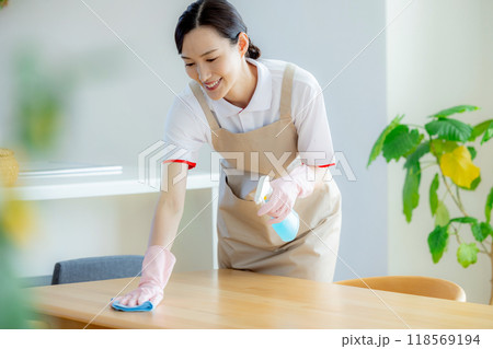 ハウスクリーニング　女性　スタッフ 118569194