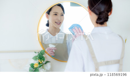 鏡を拭く女性 118569196