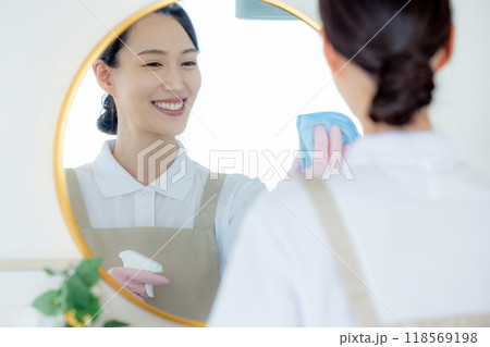 鏡を拭く女性 鏡を拭く女性 118569198