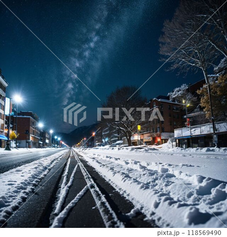 雪が降る夜の道路 118569490