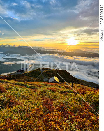 秋の唐松岳登山：夜明け（八方池山荘付近） 118569530