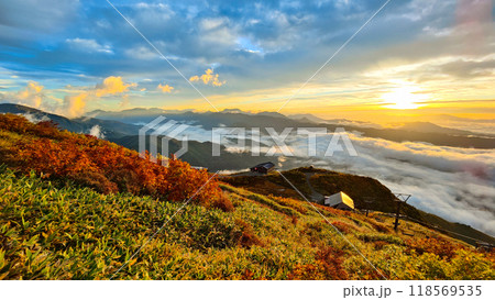 秋の唐松岳登山：夜明け（八方池山荘付近） 118569535