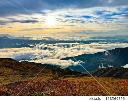 秋の唐松岳登山：夜明け（八方池山荘付近） 118569536