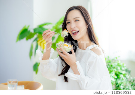 サラダ　女性 118569552