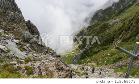 雲に包まれる千畳敷カールと八丁坂を登る登山者【木曽山脈・中央アルプス国定公園】長野県駒ヶ根市 118569575