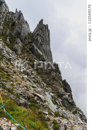 八丁坂から見る岩壁【木曽山脈・中央アルプス国定公園】長野県駒ヶ根市 八丁坂から見る岩壁【木曽山脈・中央アルプス国定公園】長野県駒ヶ根市 118569576