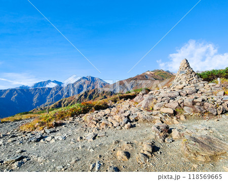 秋の唐松岳登山（八方山から鹿島槍ヶ岳・五竜岳・唐松岳を望む） 118569665