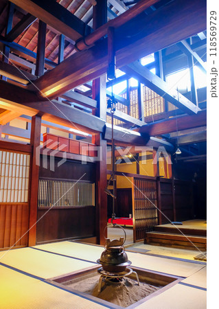 吹き抜けの梁と囲炉裏（縦） 118569729