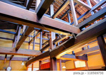 吹き抜けの梁と束2 118569730