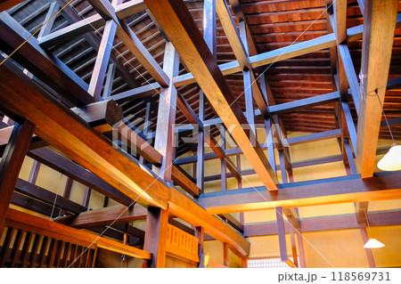 吹き抜けの梁と束1 118569731