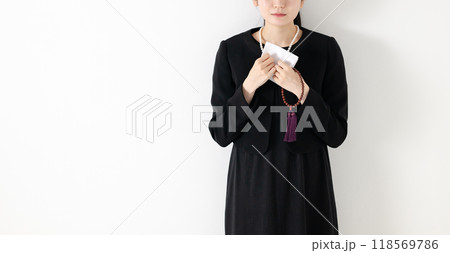 喪服を着た女性 喪服を着た女性 118569786