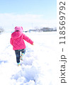 雪道を散歩する子供 118569792
