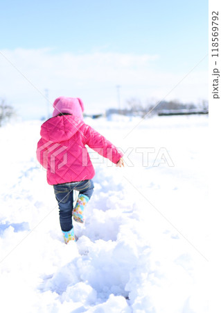 雪道を散歩する子供 雪道を散歩する子供 118569792