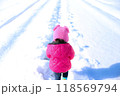 雪道を散歩する子供 118569794